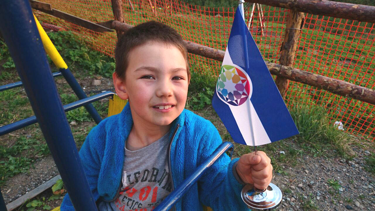 Un enfant autiste et le tout premier drapeau de l’Autistan