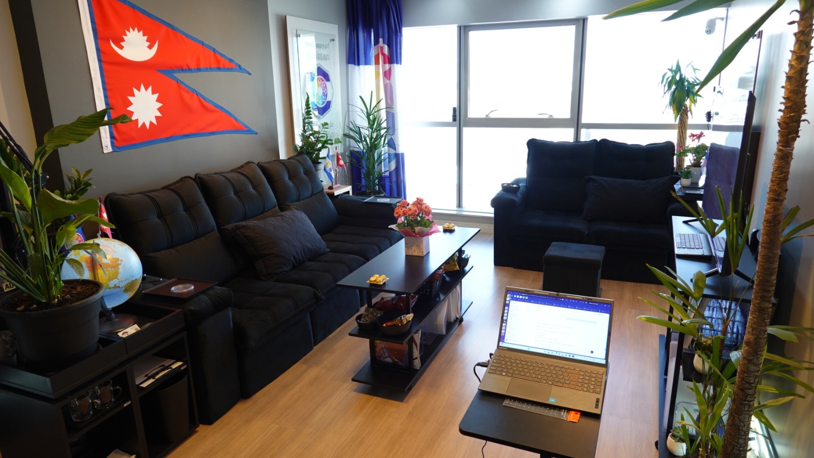 L’espace de réception de l’Ambassade d’Autistan à Brasília, préparé pour la visite.