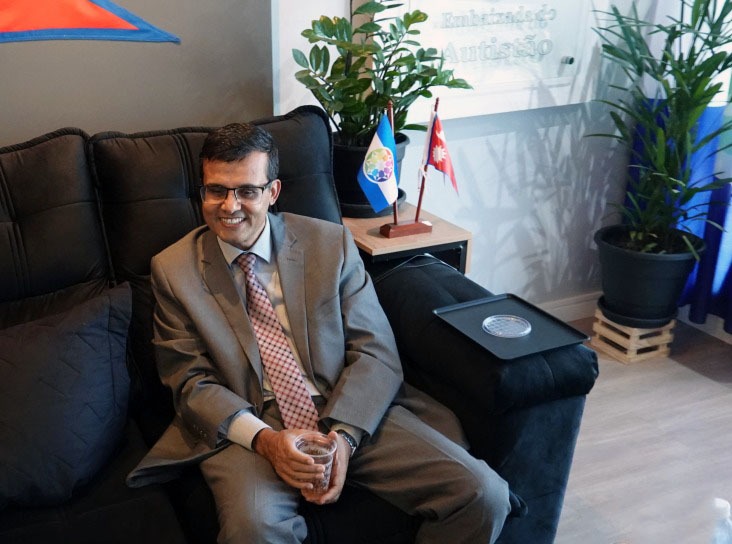 Un moment pendant la visite à l’Ambassade d’Autistan à Brasília.
