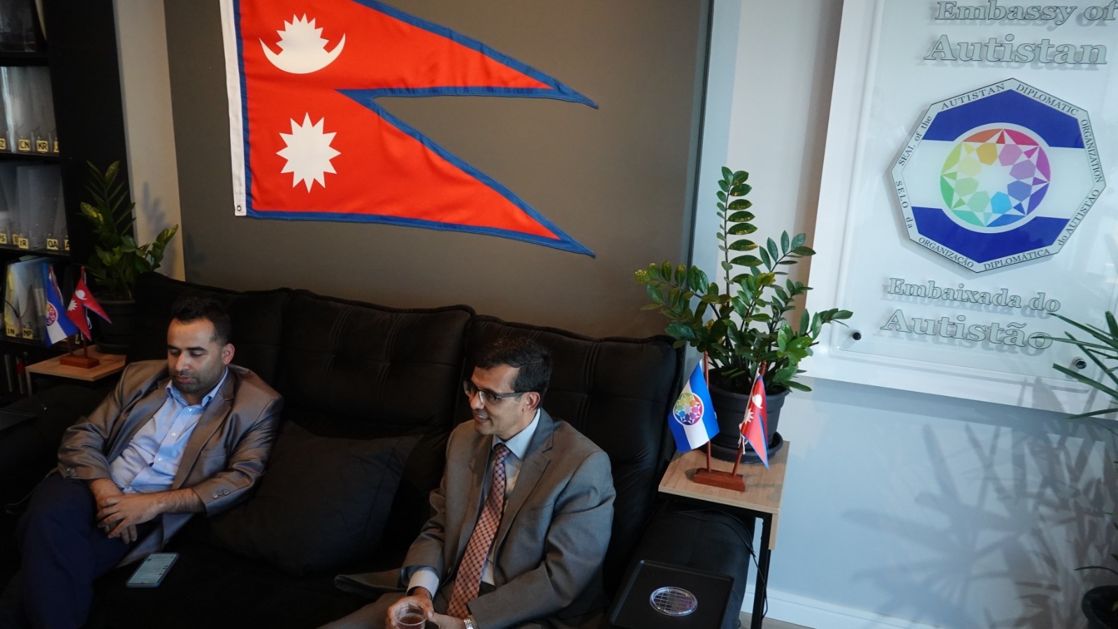 La délégation népalaise à l’Ambassade d’Autistan.